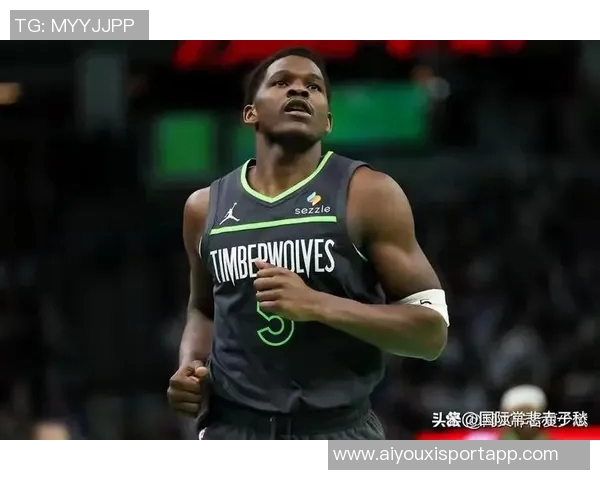 兰德尔三节豪取三双表现出色但失误频繁影响球队表现